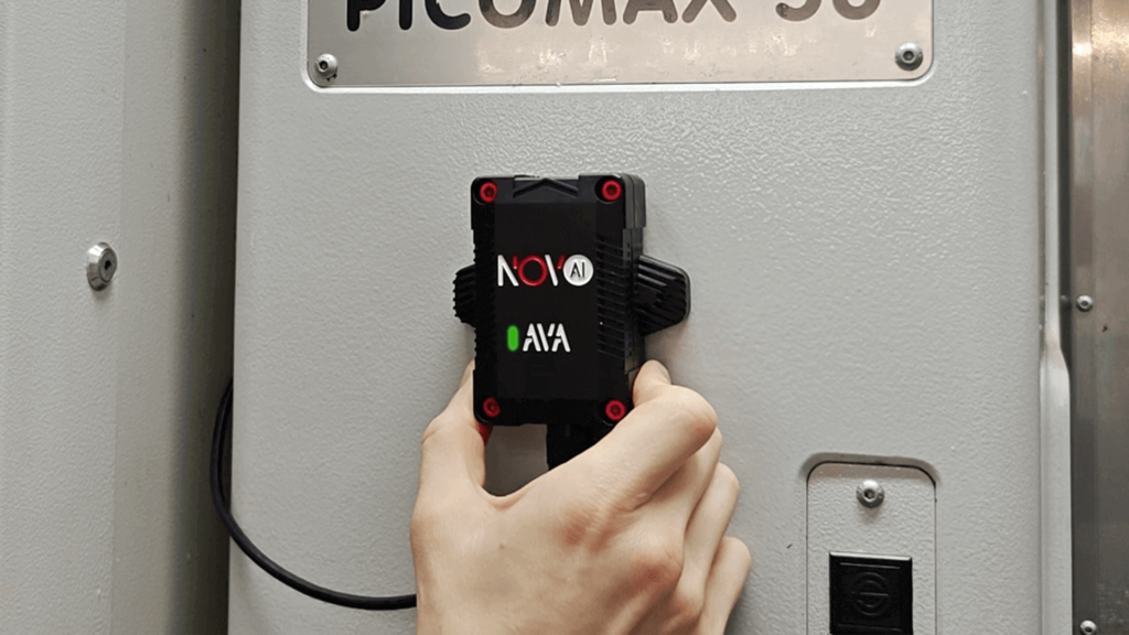 Novo AI Retrofit-Sensor wird au&szlig;en an einer Bestandsmaschine montiert
