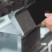 Handwerklicher Eingriff an Biegemaschine mit Potenzial zur Digitalisierung
