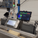 Maschinenüberwachung Software: Industrie-Tablet mit WatchMen BDE-Plattform zur Erfassung von Produktionsaufträgen und Maschinenstatus an einer Produktionsmaschine.