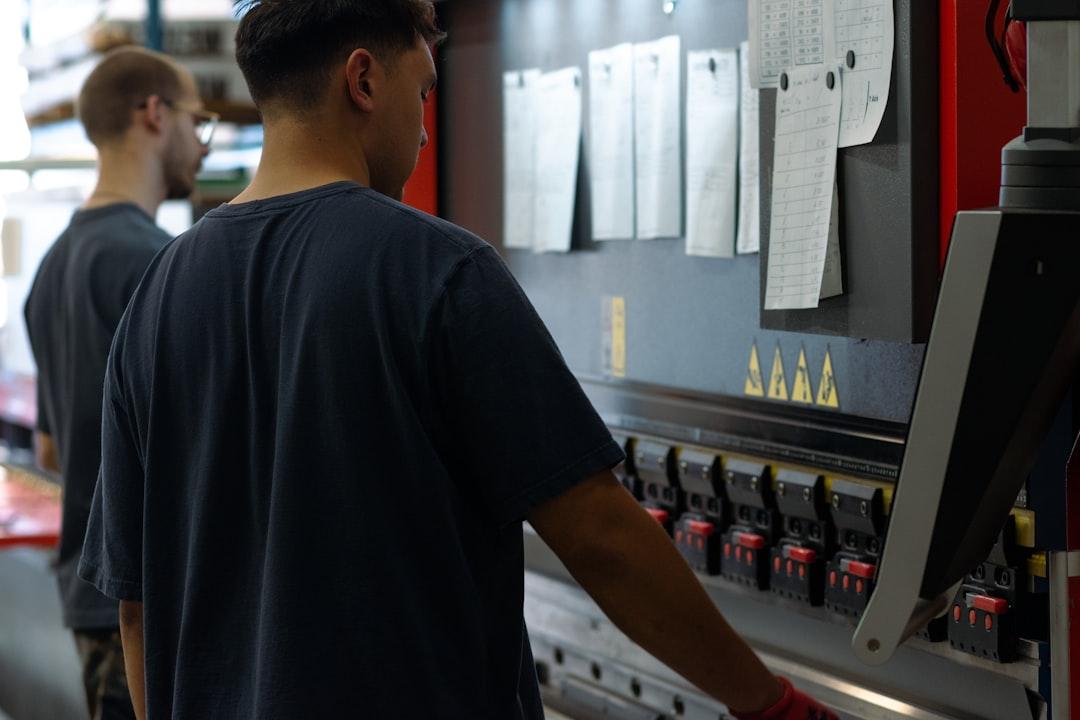 Best Production Monitoring Software for Existing Machines: Comparison for Manufacturing SMEs