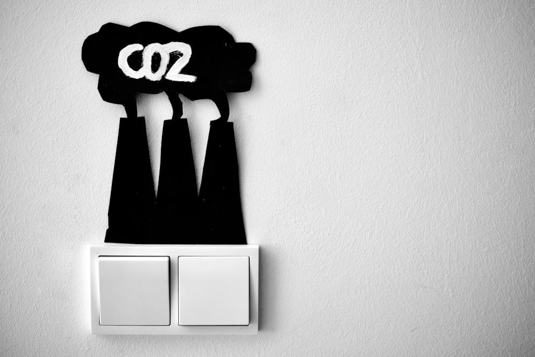 CO₂ Bilanz in der Produktion reduzieren: Wie Hersteller versteckte Energieverschwendung stoppen
