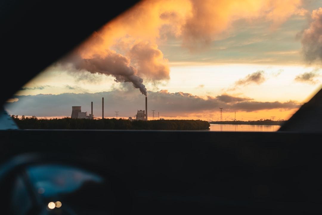 CO₂ Bilanz in der Produktion reduzieren: Wie Hersteller versteckte Energieverschwendung stoppen