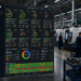Illustriertes Produktionsdashboard vor einer CNC-Fertigung mit OEE-Kacheln, Stillstandsdiagramm und farbigen Maschinenstatus-Zeitachsen.