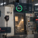 Ältere CNC-Fräsmaschine mit externem Sensor und illustrierten Anzeigen für OEE, Produktion, Stillstand, Zyklen und Maschinenstatus.